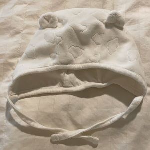Unisex baby beanie. 0-6 months. White with white clouds.